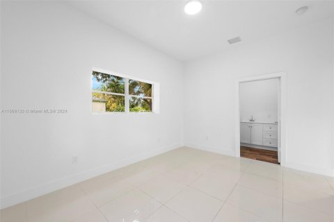 House in Miami, Florida 4 bedrooms, 155.52 sq.m. № 1386102 - photo 27