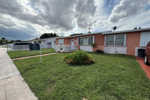 Casa en venta en Hialeah, Florida, 3 dormitorios, 140 m2 № 1404591 - foto 1