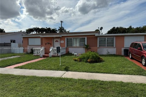 House in Hialeah, Florida 3 bedrooms, 140 sq.m. № 1404591 - photo 2