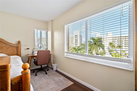 Condo in Sunny Isles Beach, Florida, 2 bedrooms  № 1404632 - photo 27