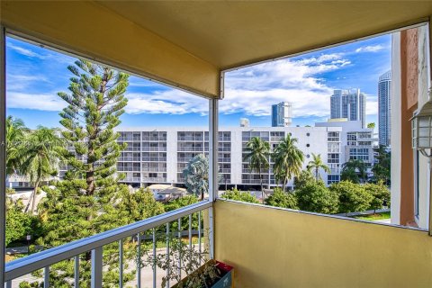 Condo in Sunny Isles Beach, Florida, 2 bedrooms  № 1404632 - photo 16