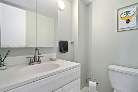 Condo in Sunny Isles Beach, Florida, 2 bedrooms  № 1404632 - photo 18