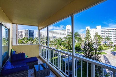 Condo in Sunny Isles Beach, Florida, 2 bedrooms  № 1404632 - photo 13