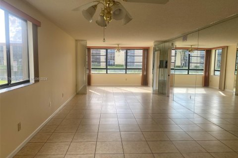 Copropriété à vendre à Tamarac, Floride: 2 chambres, 120.22 m2 № 1404589 - photo 6