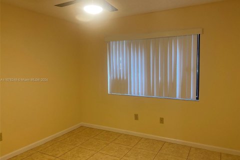 Condo in Tamarac, Florida, 2 bedrooms  № 1404589 - photo 16