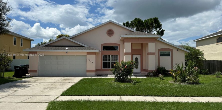 House in Orlando, Florida 4 bedrooms № 662427