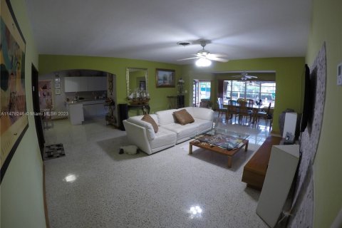 House in North Miami, Florida 4 bedrooms, 199.09 sq.m. № 809666 - photo 8