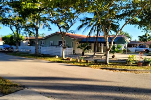 House in North Miami, Florida 4 bedrooms, 199.09 sq.m. № 809666 - photo 3