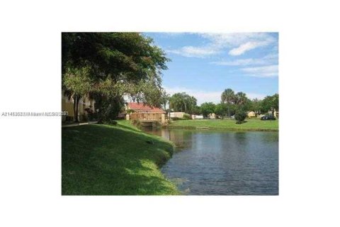 Condominio en venta en Tamarac, Florida, 1 dormitorio, 68.84 m2 № 718052 - foto 5