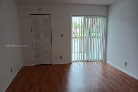 Condominio en venta en Tamarac, Florida, 1 dormitorio, 68.84 m2 № 718052 - foto 17