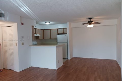 Condominio en venta en Tamarac, Florida, 1 dormitorio, 68.84 m2 № 718052 - foto 6