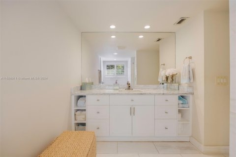Townhouse in Miami, Florida 2 bedrooms, 225.47 sq.m. № 991384 - photo 28