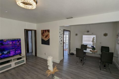 Villa ou maison à vendre à North Miami Beach, Floride: 3 chambres, 126.35 m2 № 912304 - photo 2