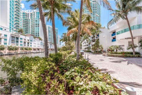 Condo in Sunny Isles Beach, Florida, 2 bedrooms  № 1377556 - photo 8