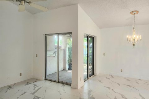 House in Weston, Florida 2 bedrooms, 94.57 sq.m. № 1216110 - photo 16