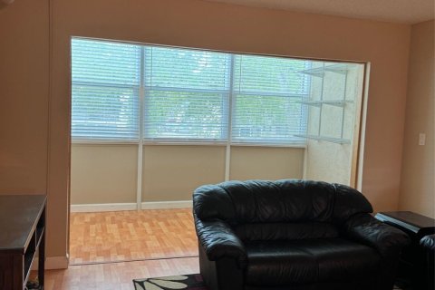 Condo in Tamarac, Florida, 2 bedrooms  № 1216145 - photo 7