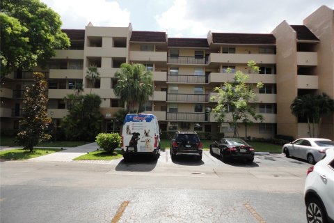 Condominio en venta en Lauderhill, Florida, 3 dormitorios, 137.77 m2 № 1216147 - foto 1