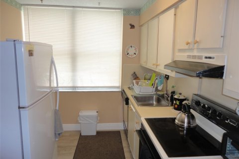 Condo in Lauderhill, Florida, 3 bedrooms  № 1216147 - photo 13