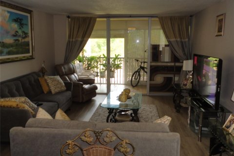 Condo in Lauderhill, Florida, 3 bedrooms  № 1216147 - photo 15