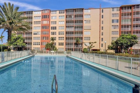 Condo in Miami, Florida, 1 bedroom  № 1227560 - photo 16