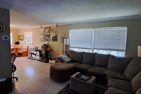 Condo in Deerfield Beach, Florida, 2 bedrooms  № 947995 - photo 6