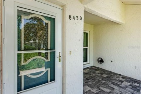 Condo in Port Richey, Florida, 2 bedrooms  № 1314834 - photo 8