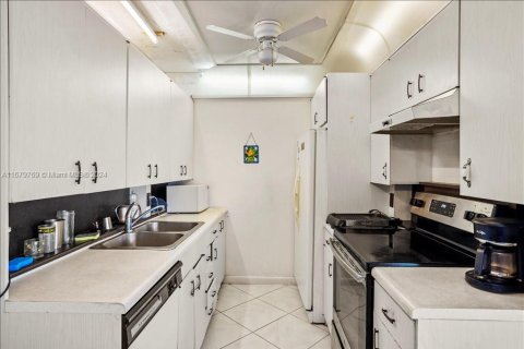 Condo in Deerfield Beach, Florida, 2 bedrooms  № 1409035 - photo 12