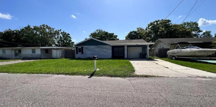 House in Port Richey, Florida 2 bedrooms, 112.6 sq.m. № 1350379