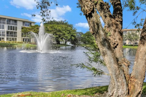 Condo in Coconut Creek, Florida, 2 bedrooms  № 1104343 - photo 9