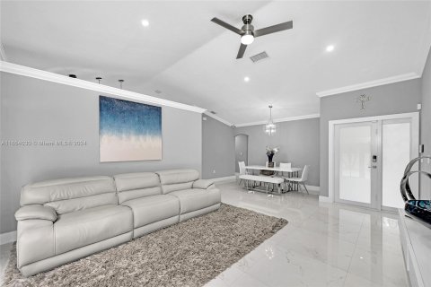 Casa en venta en Miramar, Florida, 4 dormitorios, 166.67 m2 № 1348699 - foto 4