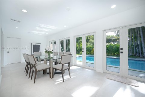 House in Coral Gables, Florida 4 bedrooms, 190.45 sq.m. № 1348955 - photo 10