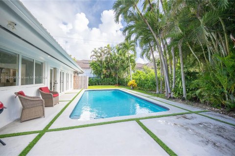 House in Coral Gables, Florida 4 bedrooms, 190.45 sq.m. № 1348955 - photo 30