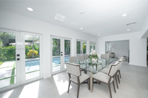 House in Coral Gables, Florida 4 bedrooms, 190.45 sq.m. № 1348955 - photo 9