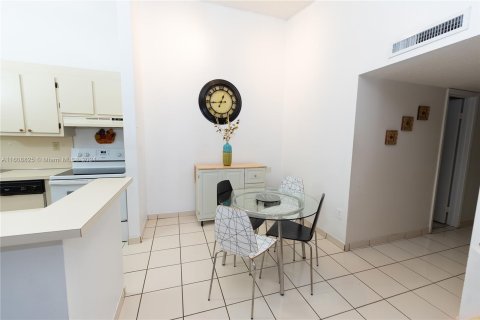 Condo in Doral, Florida, 2 bedrooms  № 1230920 - photo 5