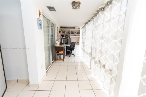 Condo in Doral, Florida, 2 bedrooms  № 1230920 - photo 11