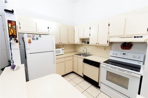 Condo in Doral, Florida, 2 bedrooms  № 1230920 - photo 7