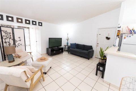 Condo in Doral, Florida, 2 bedrooms  № 1230920 - photo 8