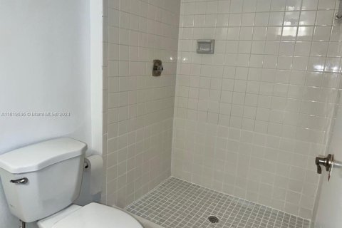 Condo in Weston, Florida, 3 bedrooms  № 1240227 - photo 14