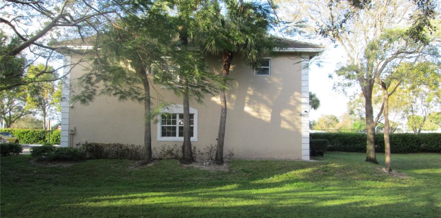 Townhouse in Plantation, Florida 3 bedrooms, 155.33 sq.m. № 976360