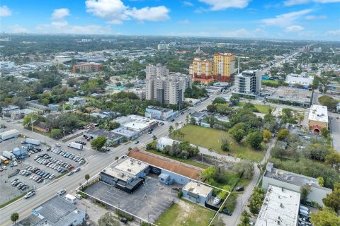 Propiedad comercial en venta en Miami, Florida № 974460 - foto 2