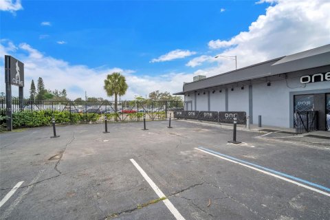 Propiedad comercial en venta en Miami, Florida № 974460 - foto 23