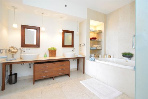 Condo in Miami Beach, Florida, 2 bedrooms  № 967576 - photo 3