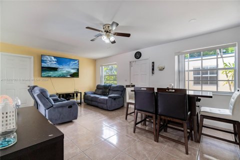 House in Hollywood, Florida 4 bedrooms № 967896 - photo 16