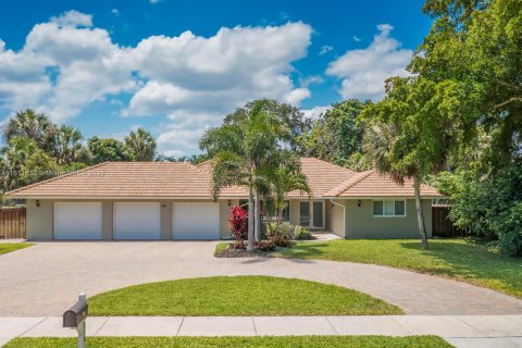 House in Boca Raton, Florida 5 bedrooms, 228.17 sq.m. № 1238800 - photo 1