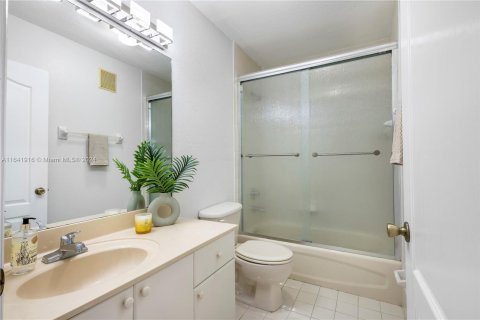 Adosado en venta en Hialeah, Florida, 3 dormitorios, 116.69 m2 № 1321265 - foto 17