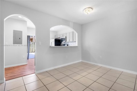 Touwnhouse à vendre à Hialeah, Floride: 3 chambres, 116.69 m2 № 1321265 - photo 5