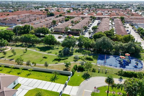 Adosado en venta en Hialeah, Florida, 3 dormitorios, 116.69 m2 № 1321265 - foto 26