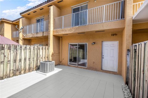 Townhouse in Hialeah, Florida 3 bedrooms, 116.69 sq.m. № 1321265 - photo 13