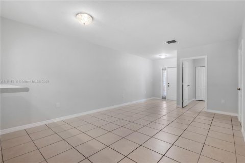 Townhouse in Hialeah, Florida 3 bedrooms, 116.69 sq.m. № 1321265 - photo 2