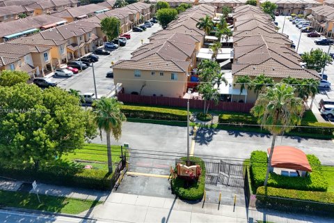 Adosado en venta en Hialeah, Florida, 3 dormitorios, 116.69 m2 № 1321265 - foto 24